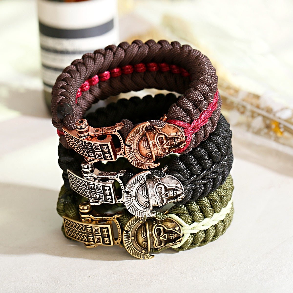 Bracelet de Survie en Paracorde Avec Tête de Mort et Casque de Gladiateur Mccoy - Mon Bracelet Homme