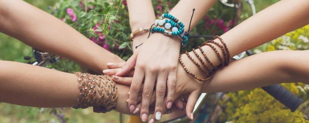 Offrir un bracelet à un ami
