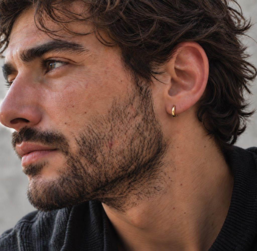 Bracelet et piercing d’oreille : comment un homme accorde ses bijoux
