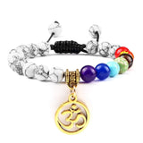Bracelet Chakra en Perles Blanches avec Symbole Aum Doré Réglable
