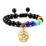 Bracelet Chakra en Perles Noires Brillantes avec Symbole Aum Doré Réglable