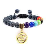 Bracelet Chakra en Pierres Noires avec Symbole Aum Doré Réglable
