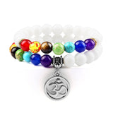 Bracelet Chakra Homme En Perles Blanches avec Symbole Bouddhiste Aum Argenté