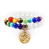 Bracelet Chakra Homme En Perles Blanches avec Symbole Bouddhiste Aum Doré